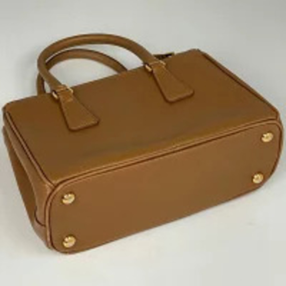 Prada signature Brown crafted from leather Galleria Saffiano Camel bag Brown Tan